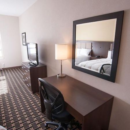 Western Star Inn & Suites Stoughton Стая снимка
