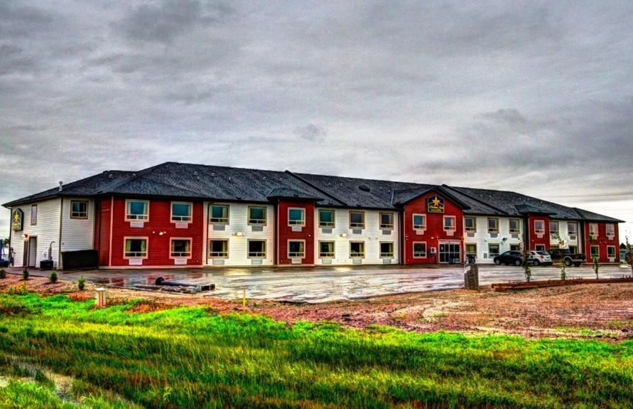 Western Star Inn & Suites Stoughton Екстериор снимка